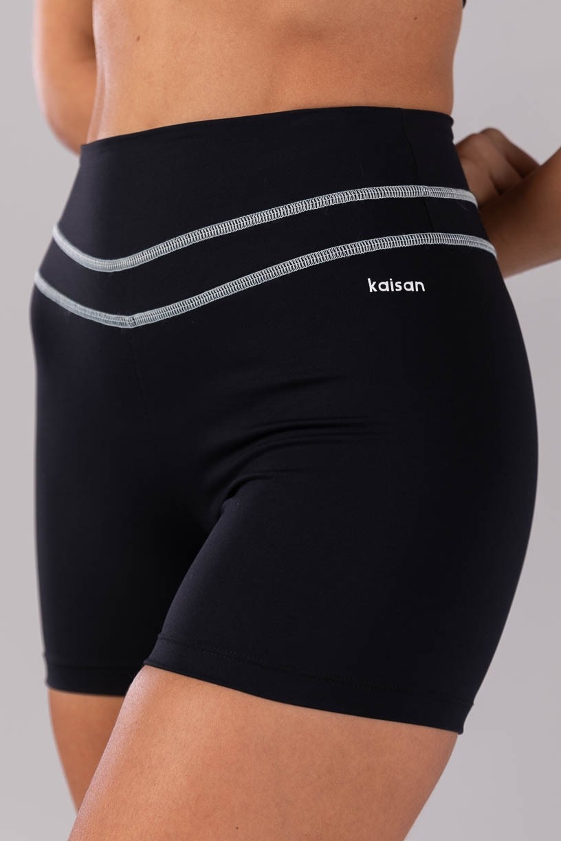 K4391-B_Short_com_Cobertura_no_Cos_Preto__Ref:_K4391-B