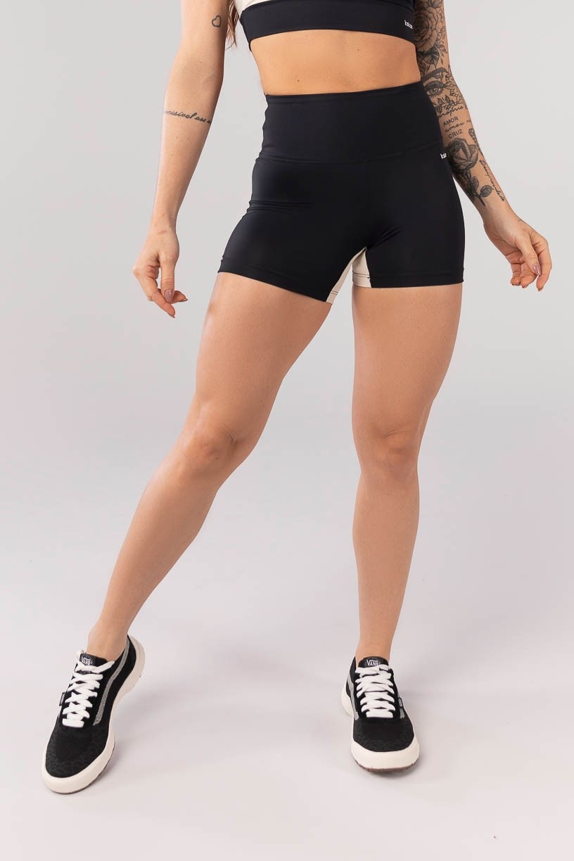 K4090-B_Short_com_Faixa_no_Entrepernas_Preto__Bege__Ref:_K4090-B