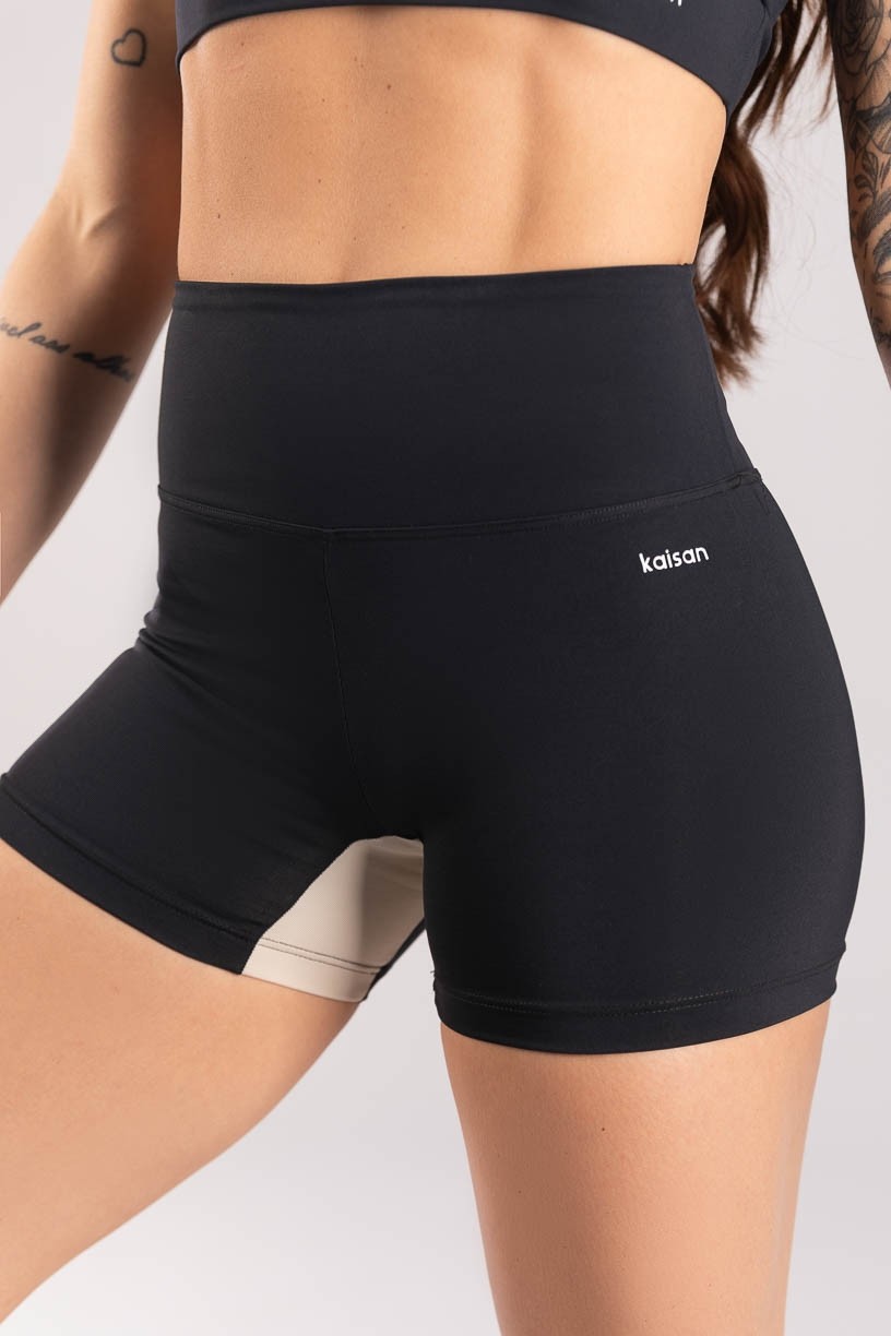 K4090-B_Short_com_Faixa_no_Entrepernas_Preto__Bege__Ref:_K4090-B