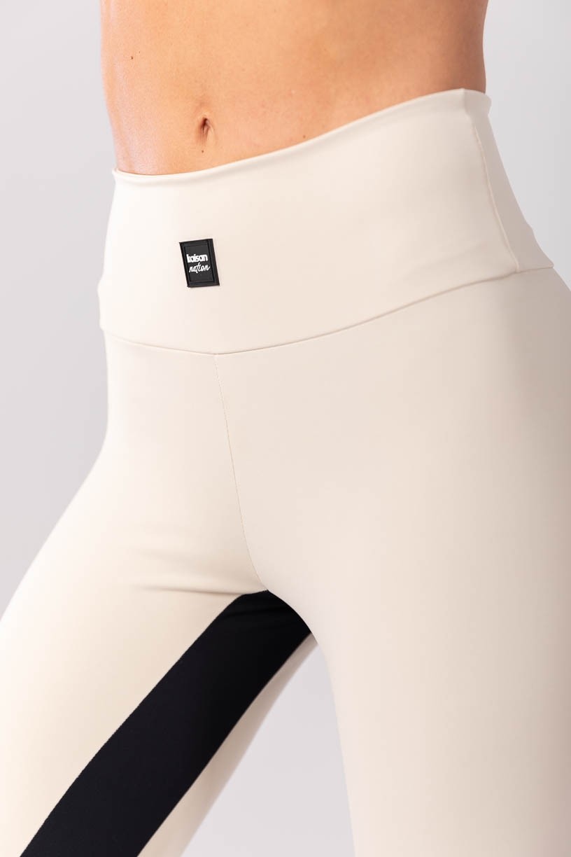 K4179-A_Calca_Legging_com_Recorte_no_Entrepernas_Bege__Preto__Ref:_K4179-A