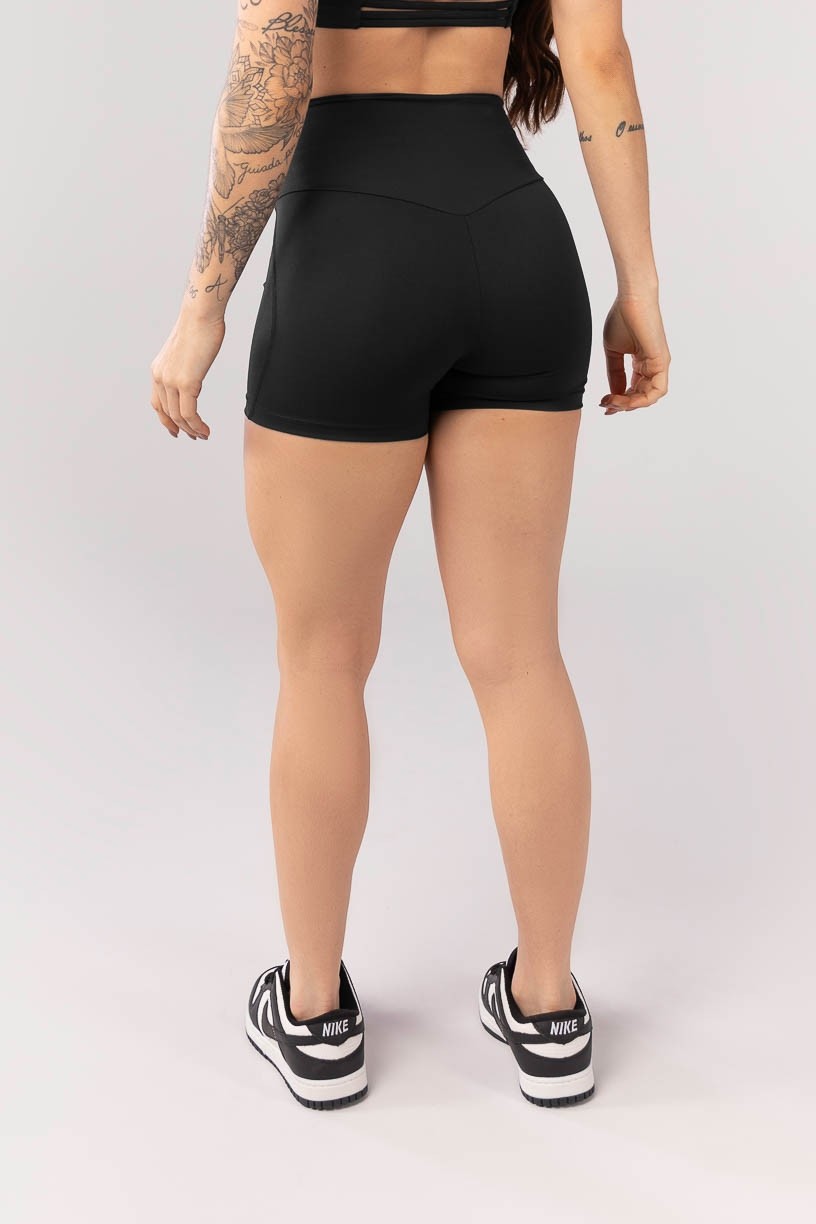 K4082-A_Short_com_Cos_em_V_e_Recortes_Preto__Ref_K4082-A