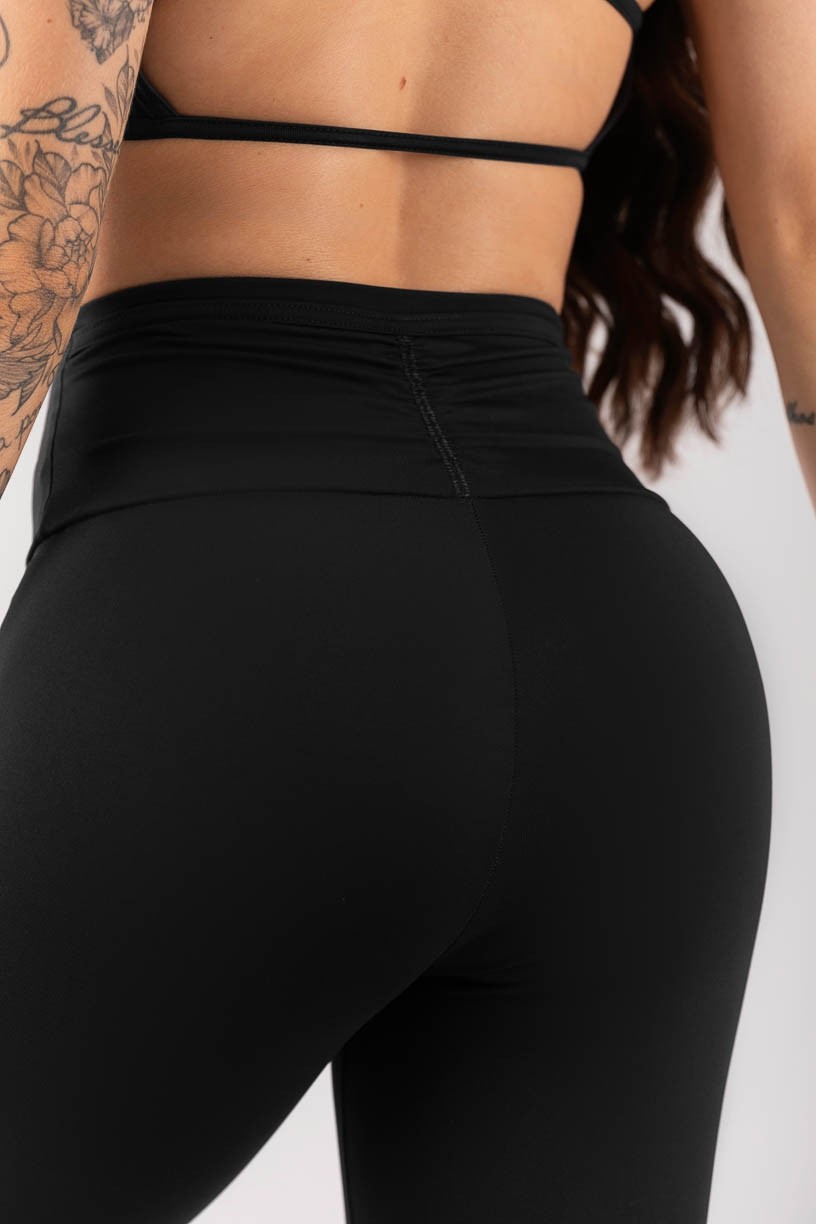 K4095-A_Calca_Legging_com_Bolso_Franzido_no_Cos_Preto__Ref_K4095-A