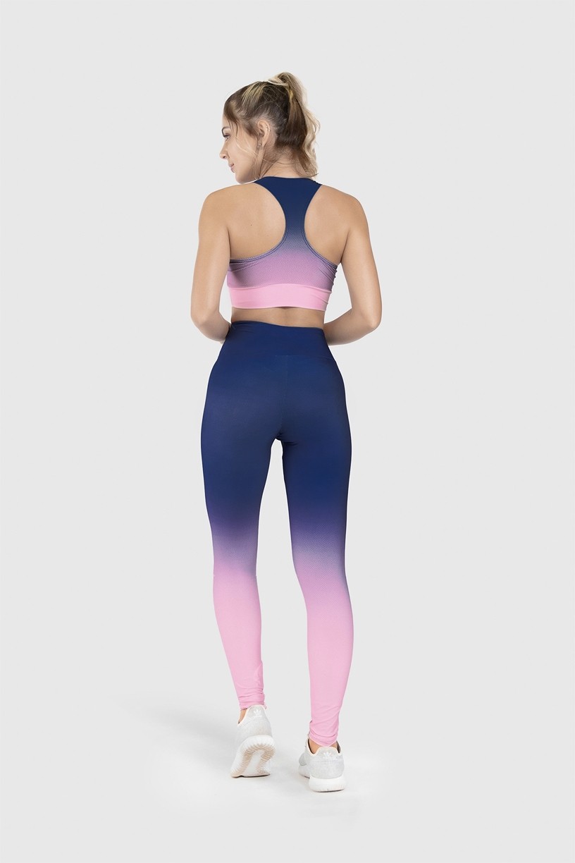 Mulher de costas usando conjunto Fitness Estampa Digital Blue Hour 