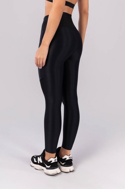 Calça Legging com Mix de Tecidos e Bolsos (Preto) | Ref: K4404-B